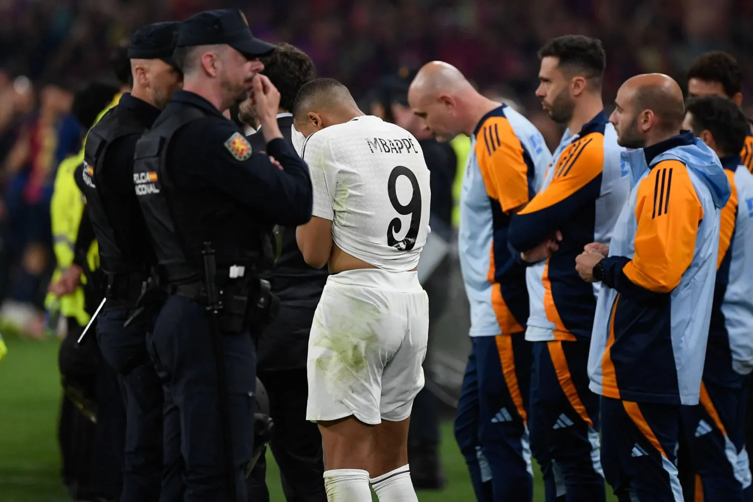 من مبابي إلى رونالدو… لماذا يُطلق جمهور ريال مدريد صفاراته على أساطيره؟