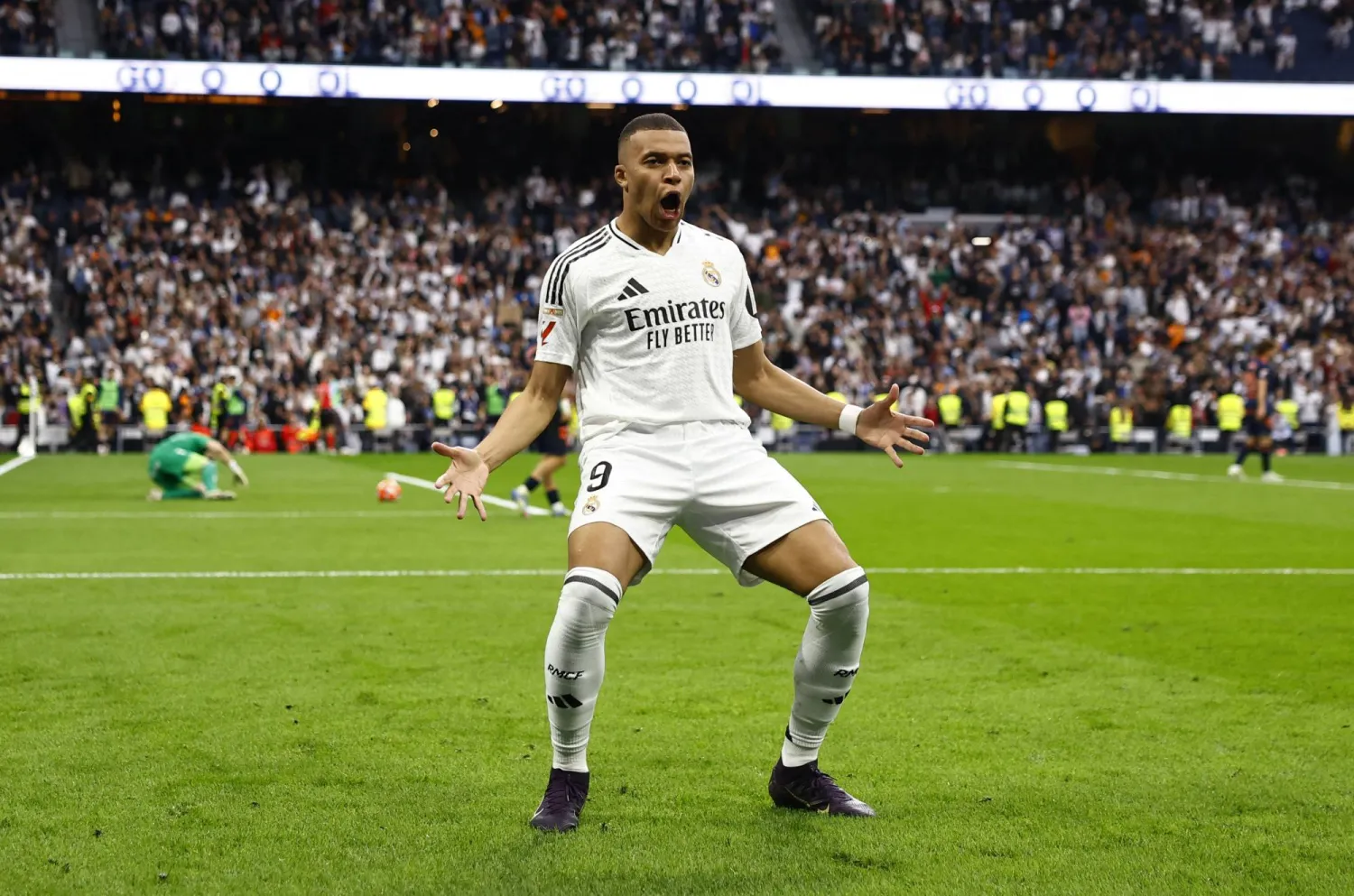 «لاليغا»: ريال مدريد يواصل الضغط على برشلونة